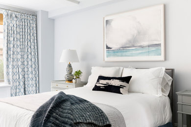 Diseño de dormitorio principal clásico de tamaño medio con paredes azules, suelo de madera oscura y suelo azul