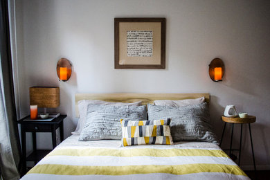 ニューヨークにある小さなコンテンポラリースタイルのおしゃれなロフト寝室 (白い壁、濃色無垢フローリング) のレイアウト