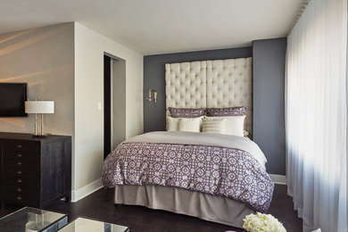 Foto de dormitorio principal ecléctico pequeño con paredes grises y suelo de madera oscura