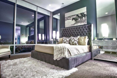 Foto de dormitorio contemporáneo con paredes grises y moqueta