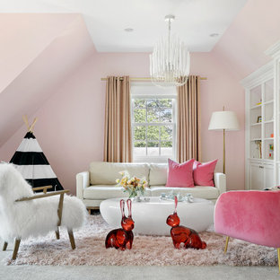 Idee per una grande camera da letto minimalista con pareti rosa e moquette
