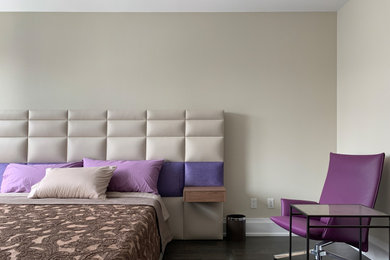ニューヨークにある中くらいなコンテンポラリースタイルのおしゃれな寝室 (ベージュの壁、濃色無垢フローリング) のレイアウト