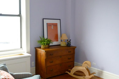 ニューヨークにある中くらいなトラディショナルスタイルのおしゃれな寝室 (紫の壁、無垢フローリング、暖炉なし、茶色い床、グレーとブラウン) のインテリア