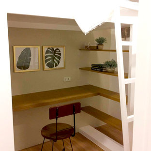 Foto de dormitorio tipo loft, campestre, pequeño, con paredes beige, suelo vinílico y suelo marrón