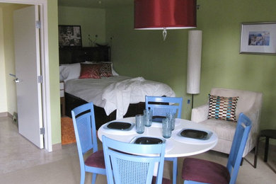Foto de dormitorio tradicional renovado pequeño sin chimenea con paredes verdes