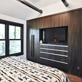 Ejemplo de dormitorio principal, actual, pequeño, con paredes blancas, suelo de madera oscura y suelo marrón