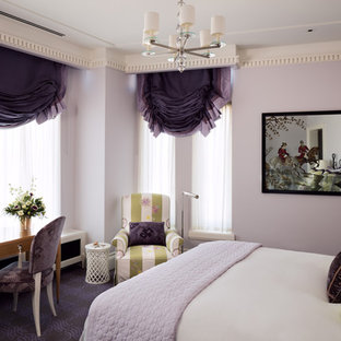 Diseño de habitación de invitados ecléctica, de tamaño medio, con paredes púrpuras, moqueta y suelo violeta