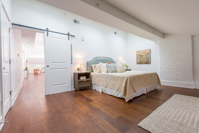 Foto de dormitorio principal clásico renovado pequeño sin chimenea con paredes blancas, suelo de madera oscura y suelo marrón