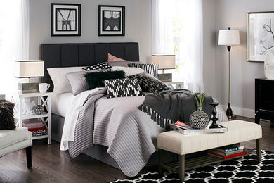 Example of a minimalist bedroom design in Cincinnati