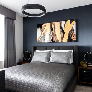 Foto de dormitorio principal, contemporáneo, pequeño, con paredes azules, suelo de madera clara y suelo gris