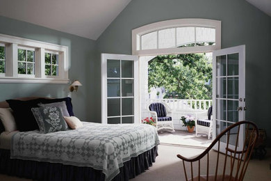 Imagen de dormitorio principal clásico con paredes verdes y moqueta