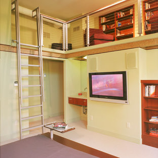 Foto de dormitorio tipo loft, contemporáneo, de tamaño medio, sin chimenea, con paredes amarillas, moqueta y suelo beige