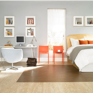 Idee per una camera da letto stile loft bohémian di medie dimensioni con pareti blu e pavimento in sughero
