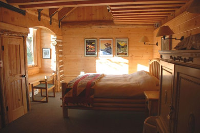 Immagine di una grande camera degli ospiti stile rurale con moquette