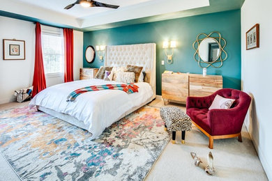 コロンバスにある中くらいなエクレクティックスタイルのおしゃれな主寝室 (青い壁、カーペット敷き、暖炉なし、ベージュの床) のインテリア