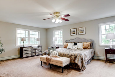フィラデルフィアにある広いトラディショナルスタイルのおしゃれな主寝室 (グレーの壁、カーペット敷き、ベージュの床)