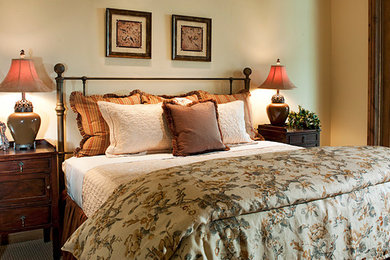 Foto de dormitorio clásico de tamaño medio con paredes beige y moqueta