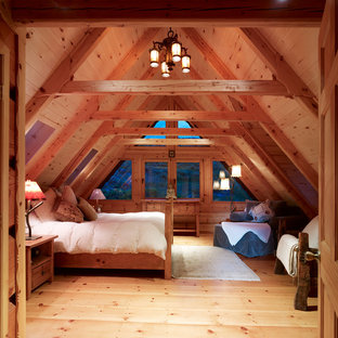 Modelo de dormitorio principal, rural, con suelo de madera clara