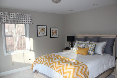 ブリッジポートにある広いトランジショナルスタイルのおしゃれな客用寝室 (グレーの壁、カーペット敷き、暖炉なし) のレイアウト