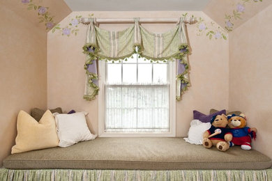 Foto di una camera da letto chic di medie dimensioni con pareti beige