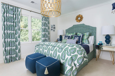 シャーロットにある中くらいなトラディショナルスタイルのおしゃれな寝室 (白い壁、カーペット敷き、ベージュの床) のレイアウト