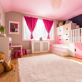 Diseño de dormitorio actual, grande, sin chimenea, con paredes beige, suelo de madera en tonos medios y suelo marrón