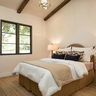 Mediterranes Gästezimmer mit weißer Wandfarbe, braunem Holzboden und braunem Boden in San Luis Obispo