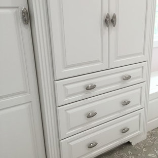 Esempio di una grande camera degli ospiti shabby-chic style con pareti rosa e pavimento con piastrelle in ceramica