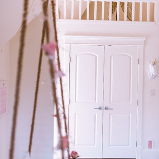 Foto de dormitorio principal, contemporáneo, grande, con paredes blancas, moqueta, chimenea de doble cara y marco de chimenea de piedra