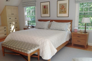 Imagen de dormitorio principal tradicional renovado grande sin chimenea con paredes azules y suelo de madera en tonos medios