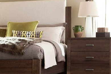 Diseño de habitación de invitados minimalista de tamaño medio sin chimenea con paredes beige, suelo de madera en tonos medios y suelo marrón