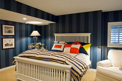 Modelo de habitación de invitados clásica grande sin chimenea con paredes azules y moqueta