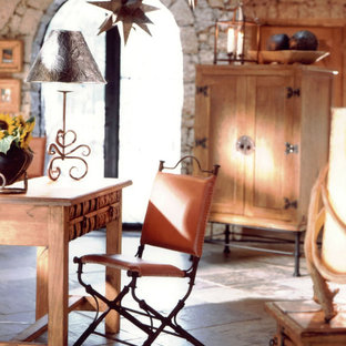 Imagen de dormitorio principal, rural, de tamaño medio, sin chimenea, con paredes marrones, suelo de baldosas de cerámica y suelo marrón