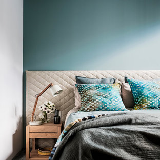 Foto de habitación de invitados actual, de tamaño medio, sin chimenea, con paredes azules, moqueta y suelo azul