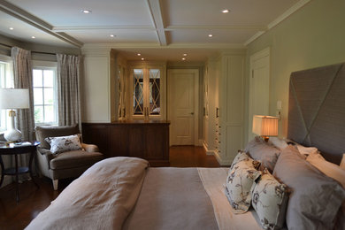 Modelo de dormitorio principal actual de tamaño medio sin chimenea con paredes grises y suelo de madera en tonos medios