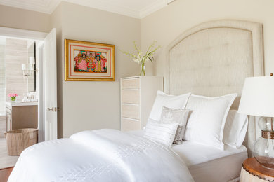 Foto de habitación de invitados tradicional renovada de tamaño medio sin chimenea con paredes beige, suelo de madera en tonos medios y suelo marrón