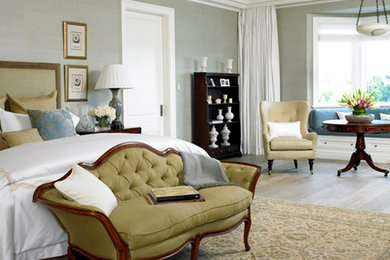 マイアミにある広いトラディショナルスタイルのおしゃれな主寝室 (グレーの壁、淡色無垢フローリング、ベージュの床、グレーとクリーム色) のインテリア