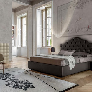 Ejemplo de dormitorio principal, contemporáneo, grande, con paredes beige, suelo de madera clara y suelo amarillo