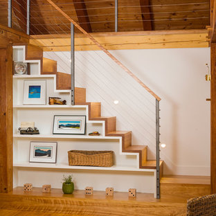 Imagen de dormitorio principal, campestre, grande, con paredes blancas y suelo de madera en tonos medios