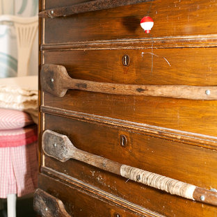 Imagen de habitación de invitados rústica, pequeña, con paredes azules y suelo de madera pintada