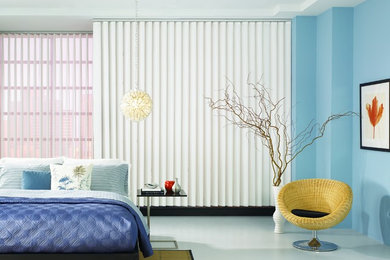 Ejemplo de dormitorio principal bohemio de tamaño medio con paredes azules, suelo de linóleo y suelo blanco