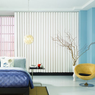 Ejemplo de dormitorio principal, bohemio, de tamaño medio, con paredes azules, suelo de linóleo y suelo blanco