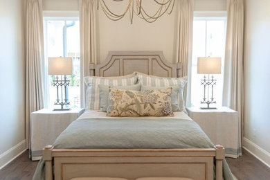 Пример оригинального дизайна: хозяйская спальня в стиле неоклассика (современная классика) с белыми стенами
