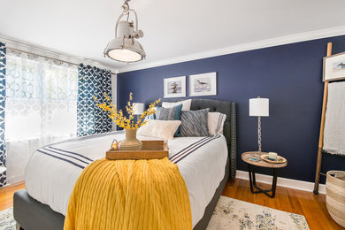 Diseño de habitación de invitados marinera de tamaño medio con paredes azules y suelo de madera clara
