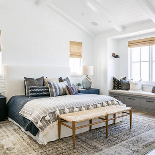 Foto de dormitorio principal, marinero, con paredes blancas, suelo de madera oscura y suelo marrón
