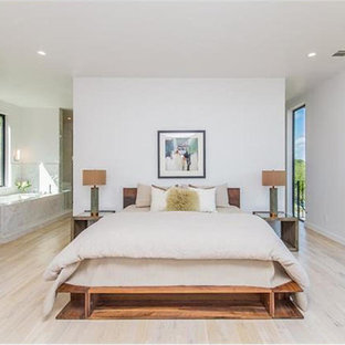 Diseño de dormitorio principal, romántico, grande, con paredes blancas, suelo de madera clara y suelo beige