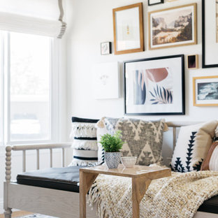 Modelo de habitación de invitados clásica renovada, pequeña, con paredes blancas y suelo vinílico