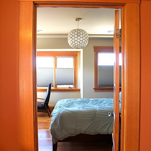 Foto de dormitorio actual con paredes marrones y suelo de madera en tonos medios