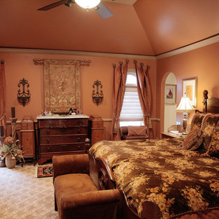 Imagen de dormitorio principal, clásico, grande, con parades naranjas, moqueta y suelo beige