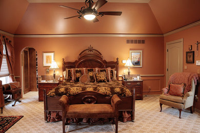 ウィチタにある広いトラディショナルスタイルのおしゃれな主寝室 (オレンジの壁、カーペット敷き、ベージュの床)